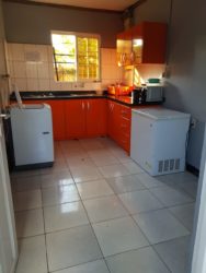 Koenawaristraat Paramaribo Stagewoning Suriname Studentenkamer Zwembad (13)